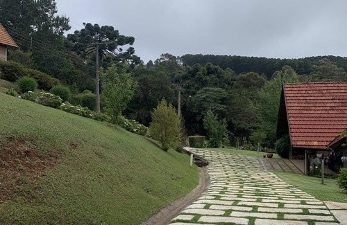 Campos do Jordao Chalet De Esquí | Charming chalet in a condominium in the middle of nature.