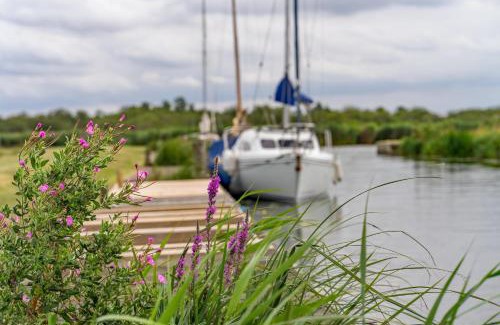 Oulton Broad Chalet De Esquí | Charming Chalet On A Fantastic Holiday Park In Lowestoft Ref 12077B