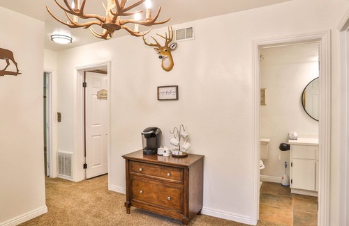 Cedar Glen Chalet De Esquí | charming chalet with 3 bedrooms and WiFi, AC in delightful Lake Arrowhead
