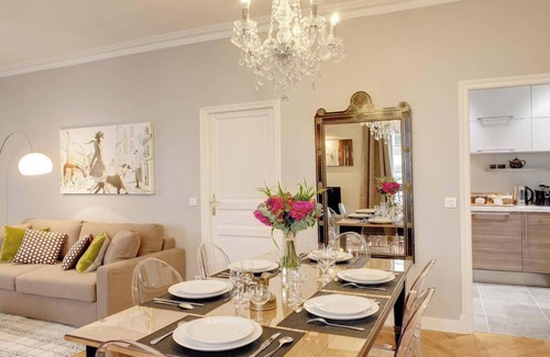 Saint-Merri Apartamento | CHARMING CHATELET RETREAT: A FUSION OF ELEGANCE AND ECLECTICISM IN LE MARAIS