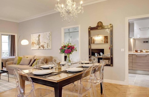 Saint-Merri Apartamento | CHARMING CHATELET RETREAT: A FUSION OF ELEGANCE AND ECLECTICISM IN LE MARAIS