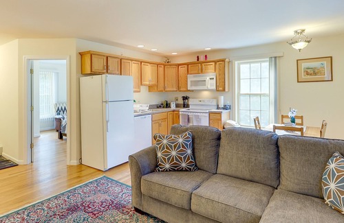 Chester Center Apartamento | Charming Chester Apartment: Steps to Main Street!