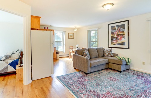 Chester Center Apartamento | Charming Chester Apartment: Steps to Main Street!