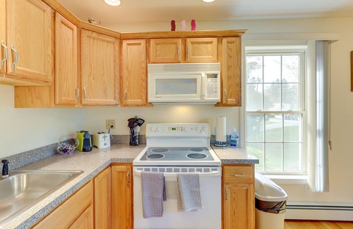 Chester Center Apartamento | Charming Chester Apartment: Steps to Main Street!