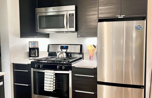 King Apartamento | Charming, close-in 2-bedroom modern apartment in Hip Portland Neighborhood.