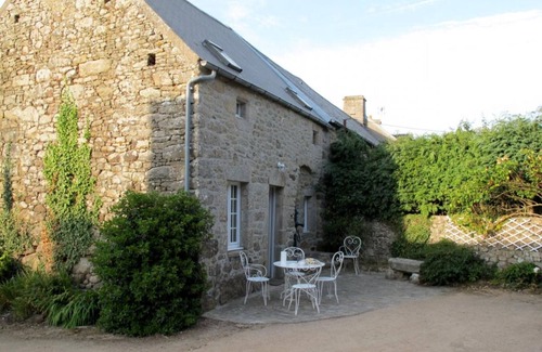 Theville Cabaña | Casa típica en Théville con jardín, terraza y chimenea, cerca de la playa de Utah Beach