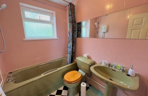 Mumbles Casa | Charming Coastal Cottage Near Mumbles with Garden Pass the Keys