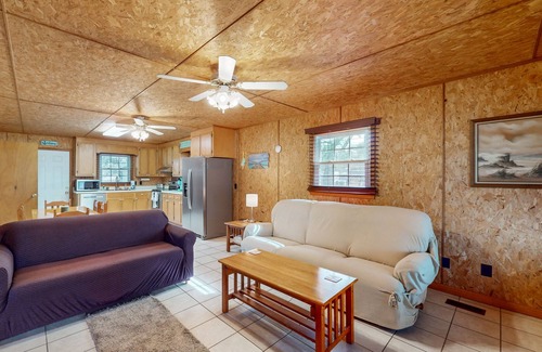Supply Cabaña | Charming coastal cottage with large deck & tranquil yard - near golf & beaches