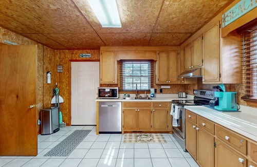 Supply Cabaña | Charming coastal cottage with large deck & tranquil yard - near golf & beaches