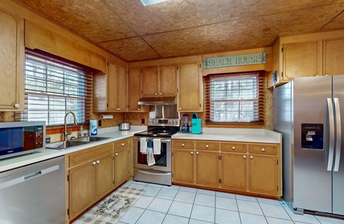 Supply Cabaña | Charming coastal cottage with large deck & tranquil yard - near golf & beaches