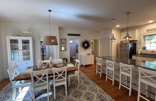 Wells Cabaña | Charming Summerscape Cottage, 5 Minutes to Beaches, Restaurants, and Groceries
