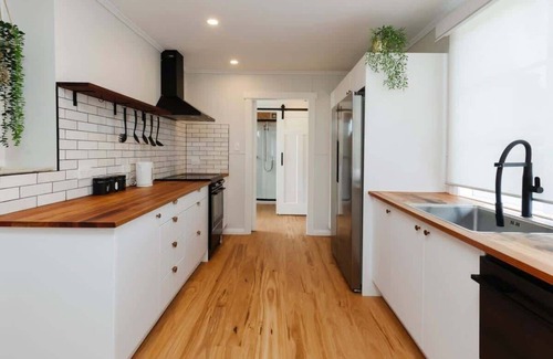 New Plymouth Cabaña | Charming Coastal Cottage in New Plymouth
