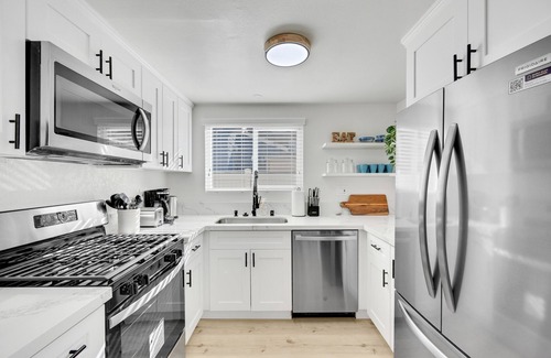 Eastside Casa | Charming Coastal Retreat LB 5 min 2 Beach/downtown