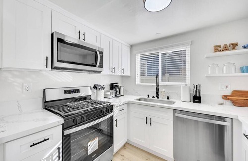 Eastside Casa | Charming Coastal Retreat LB 2/2 home 5 Min 2 Beach