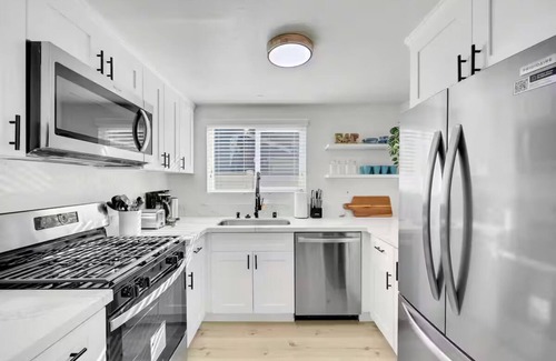 Eastside Casa | Charming Coastal Retreat LB 2/2 home 5 Min 2 Beach
