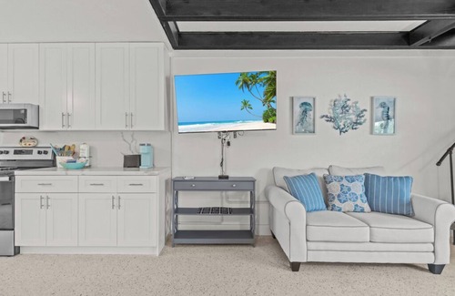 Sanibel Cabaña | Charming Coastal Retreat at Sanibel Shores-Walk to the Beach