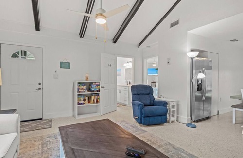 Sanibel Cabaña | Charming Coastal Retreat at Sanibel Shores-Walk to the Beach