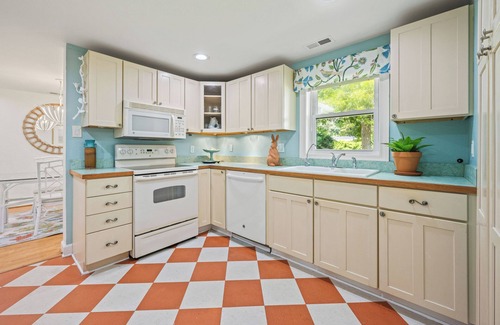 Historic Downtown Manteo Casa | Charming Coastal Retreat in Manteo – Newly Remodeled & Ready for Your Stay!