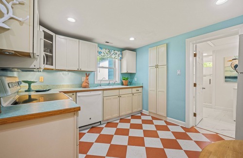 Historic Downtown Manteo Casa | Charming Coastal Retreat in Manteo – Newly Remodeled & Ready for Your Stay!