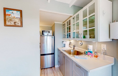 North Truro Condominio | Charming coastal studio with private beach access, scenic patio, grill, & games