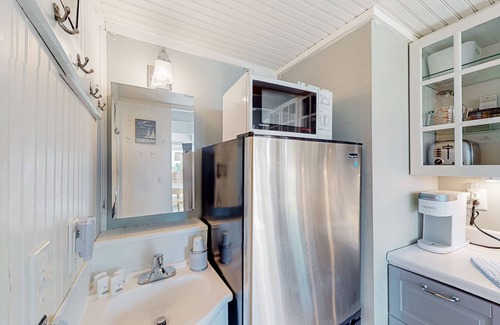 North Truro Condominio | Charming coastal studio with private beach access, scenic patio, grill, & games