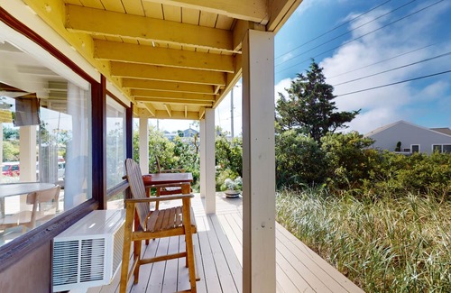North Truro Condominio | Charming coastal studio with private beach access, scenic patio, grill, & games