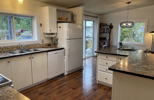 Comox Casa | Charming Comox Retreat: Pool, Jacuzzi, Near Beach, Parks and Pub