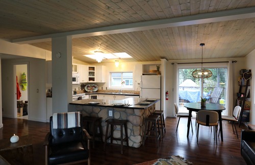 Comox Casa | Charming Comox Retreat: Pool, Jacuzzi, Near Beach, Parks and Pub