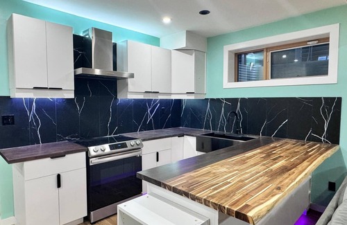 Northwest Edmonton Apartamento | "Charming & Compact Retreat"