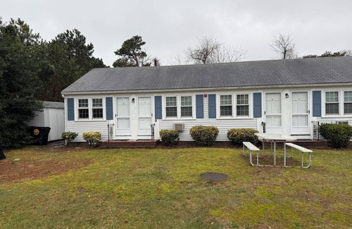 Dennis Port Condominio | Charming condo efficiency in peaceful Dennisport with WiFi, AC