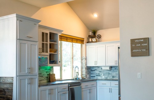 Redmond Casa | Charming CONDO/Pets friendly/PRIV Hot tub/6 Club House Passes!!