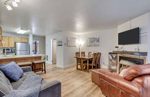 Wolf Creek Condominio | Charming condo w/ king bed, hot tub, pool, minutes away from world class skiing