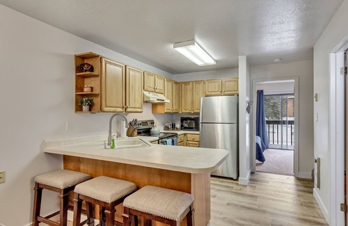 Wolf Creek Condominio | Charming condo w/ king bed, hot tub, pool, minutes away from world class skiing