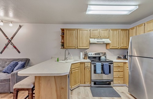 Wolf Creek Condominio | Charming condo w/ king bed, hot tub, pool, minutes away from world class skiing