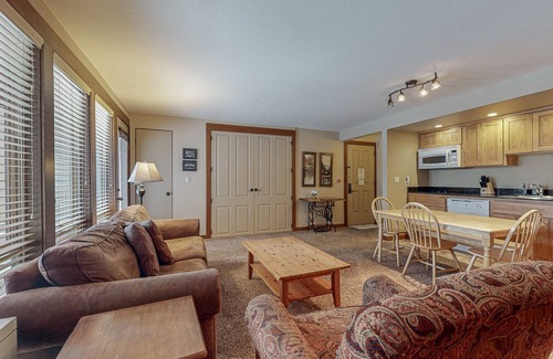 Bend Condominio | Charming condo with serene views, access to resort amenities, WiFi, and patio