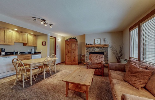 Bend Condominio | Charming condo with serene views, access to resort amenities, WiFi, and patio