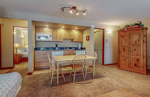 Bend Condominio | Charming condo with serene views, access to resort amenities, WiFi, and patio
