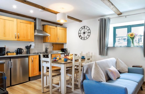 Falmouth Cabaña | Charming Cornish cottage with shared pool/hot tub, sleeps 6, nr Falmouth