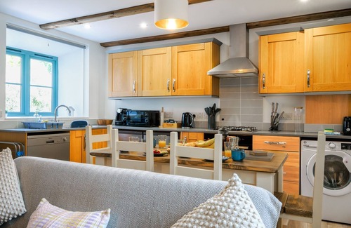 Falmouth Cabaña | Charming Cornish cottage with shared pool/hot tub, sleeps 6, nr Falmouth