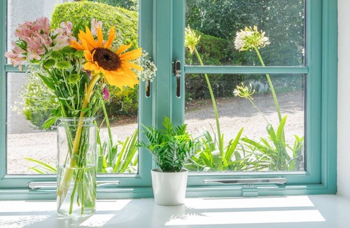 Falmouth Cabaña | Charming Cornish cottage with shared pool/hot tub, sleeps 6, nr Falmouth