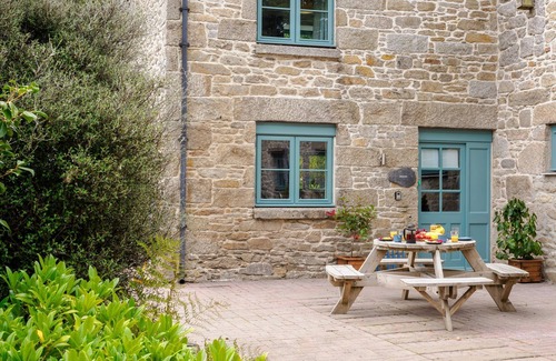 Falmouth Cabaña | Charming Cornish cottage with shared pool/hot tub, sleeps 6, nr Falmouth