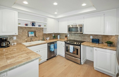 Coronado Cays Condominio | Charming Coronado Condo with Pool and jacuzzi, Walk to beach!