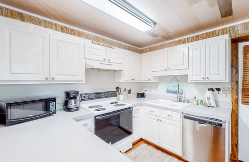Biltmore Beach Cabaña | Charming cottage with enclosed yard, patio, private hot tub & washer/dryer