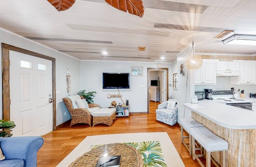 Biltmore Beach Cabaña | Charming cottage with enclosed yard, patio, private hot tub & washer/dryer