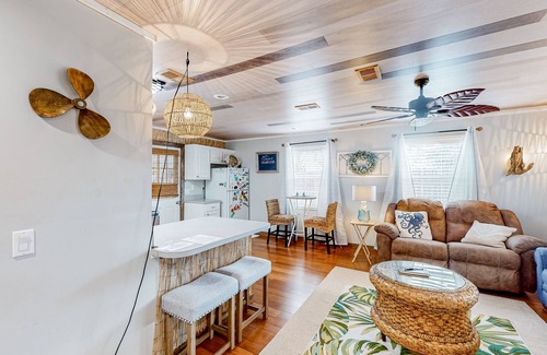Biltmore Beach Cabaña | Charming cottage with enclosed yard, patio, private hot tub & washer/dryer