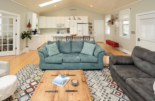 New Buffalo Cabaña | Charming cottage 2blks to town, walking distance to beach & restaurants, hot tub