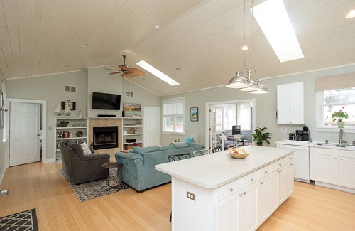 New Buffalo Cabaña | Charming cottage 2blks to town, walking distance to beach & restaurants, hot tub