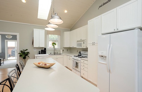 New Buffalo Cabaña | Charming cottage 2blks to town, walking distance to beach & restaurants, hot tub