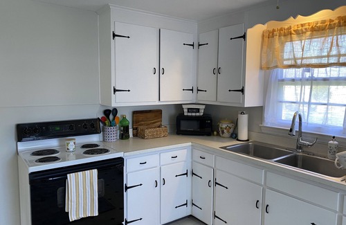 Westbrook Center Cabaña | Charming cottage - 330 steps from beautiful Chapman Beach