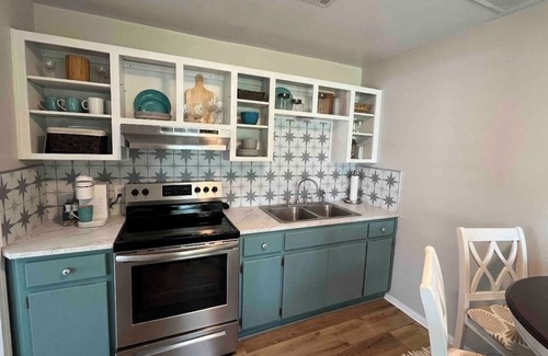 Grove Complejo | Charming Cottage #5 with Lake View & Hot Tub - Sleeps 4 - minutes from boat ramp